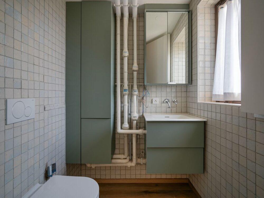 Nowoczesny design łazienki z zabudowanymi rurami