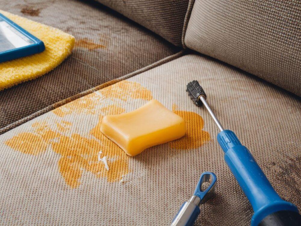 Praktyczne rozwiązanie na zabrudzenia kanapy gumą do żucia